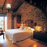 לינה וארוחת בוקר Casa Peleyon 3*